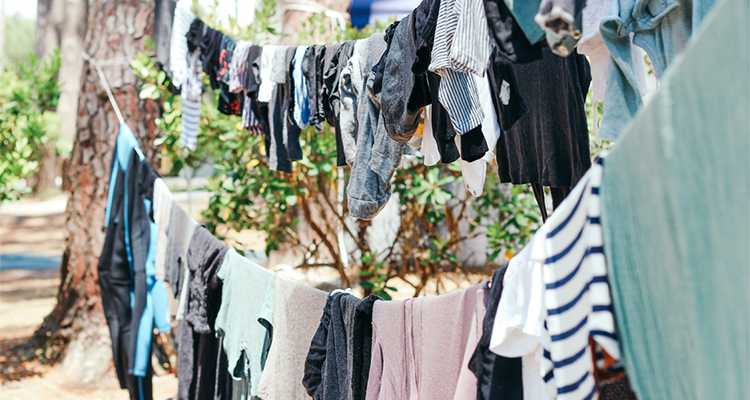 Kläder som hänger och torkar på ett klädstreck